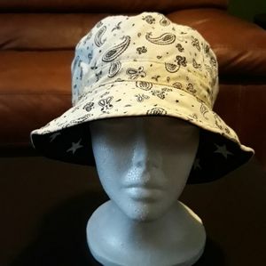 Reversible white bandana Bucket hat